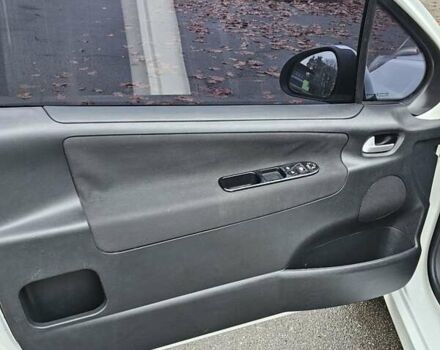 Белый Пежо 207, объемом двигателя 1.36 л и пробегом 200 тыс. км за 3500 $, фото 18 на Automoto.ua