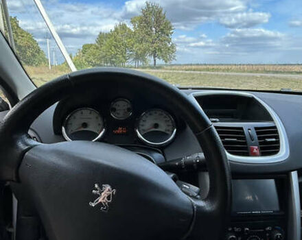 Белый Пежо 207, объемом двигателя 1.36 л и пробегом 220 тыс. км за 5100 $, фото 15 на Automoto.ua