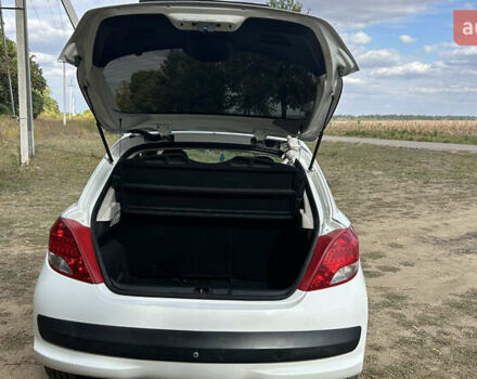 Белый Пежо 207, объемом двигателя 1.36 л и пробегом 220 тыс. км за 5100 $, фото 11 на Automoto.ua