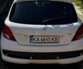 Белый Пежо 207, объемом двигателя 1.36 л и пробегом 177 тыс. км за 3800 $, фото 3 на Automoto.ua