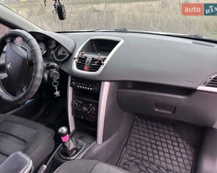 Білий Пежо 207, об'ємом двигуна 1.4 л та пробігом 200 тис. км за 4500 $, фото 4 на Automoto.ua