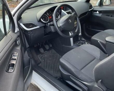 Белый Пежо 207, объемом двигателя 1.36 л и пробегом 156 тыс. км за 4400 $, фото 19 на Automoto.ua