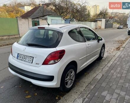 Белый Пежо 207, объемом двигателя 1.36 л и пробегом 156 тыс. км за 4400 $, фото 3 на Automoto.ua