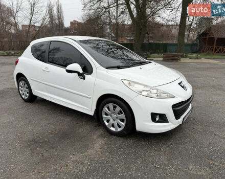 Белый Пежо 207, объемом двигателя 1.4 л и пробегом 164 тыс. км за 4750 $, фото 11 на Automoto.ua