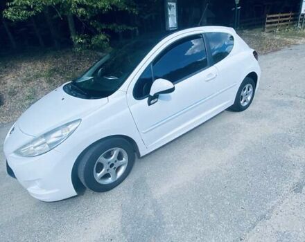 Білий Пежо 207, об'ємом двигуна 1.4 л та пробігом 200 тис. км за 4000 $, фото 1 на Automoto.ua