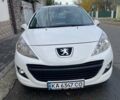 Белый Пежо 207, объемом двигателя 1.36 л и пробегом 156 тыс. км за 4400 $, фото 1 на Automoto.ua