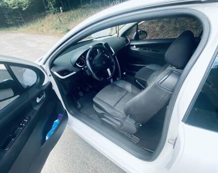 Білий Пежо 207, об'ємом двигуна 1.4 л та пробігом 200 тис. км за 4000 $, фото 6 на Automoto.ua
