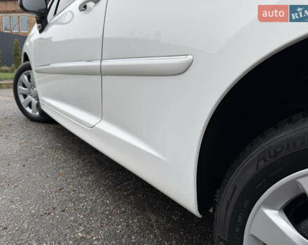 Белый Пежо 207, объемом двигателя 1.4 л и пробегом 164 тыс. км за 4750 $, фото 18 на Automoto.ua