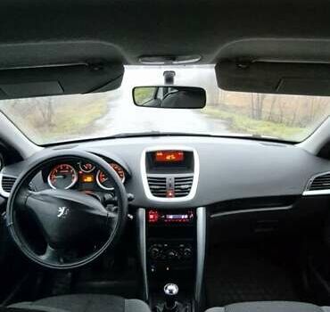 Белый Пежо 207, объемом двигателя 1.36 л и пробегом 197 тыс. км за 3700 $, фото 7 на Automoto.ua