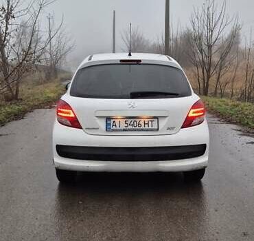 Белый Пежо 207, объемом двигателя 1.36 л и пробегом 197 тыс. км за 3700 $, фото 3 на Automoto.ua