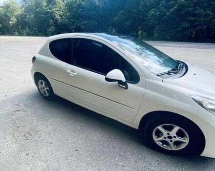 Білий Пежо 207, об'ємом двигуна 1.4 л та пробігом 200 тис. км за 4000 $, фото 4 на Automoto.ua