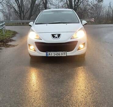 Белый Пежо 207, объемом двигателя 1.36 л и пробегом 197 тыс. км за 3700 $, фото 1 на Automoto.ua