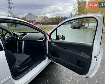 Белый Пежо 207, объемом двигателя 1.4 л и пробегом 312 тыс. км за 3600 $, фото 13 на Automoto.ua