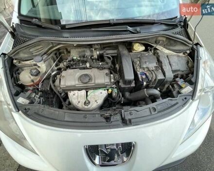 Белый Пежо 207, объемом двигателя 1.36 л и пробегом 156 тыс. км за 4400 $, фото 11 на Automoto.ua