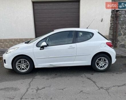 Белый Пежо 207, объемом двигателя 1.36 л и пробегом 156 тыс. км за 4400 $, фото 5 на Automoto.ua