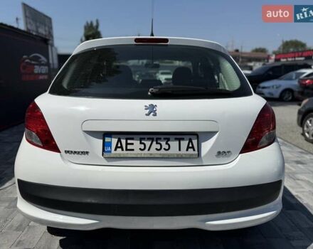 Белый Пежо 207, объемом двигателя 1.36 л и пробегом 149 тыс. км за 5200 $, фото 10 на Automoto.ua