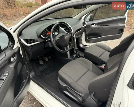 Белый Пежо 207, объемом двигателя 1.4 л и пробегом 164 тыс. км за 4750 $, фото 26 на Automoto.ua