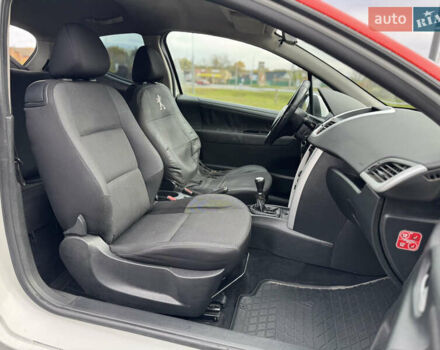 Белый Пежо 207, объемом двигателя 1.4 л и пробегом 312 тыс. км за 3600 $, фото 14 на Automoto.ua