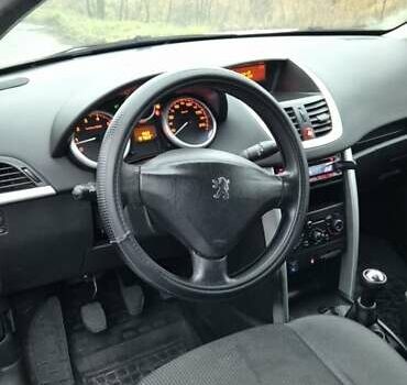 Белый Пежо 207, объемом двигателя 1.36 л и пробегом 197 тыс. км за 3700 $, фото 5 на Automoto.ua