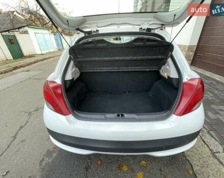 Белый Пежо 207, объемом двигателя 1.36 л и пробегом 156 тыс. км за 4400 $, фото 9 на Automoto.ua