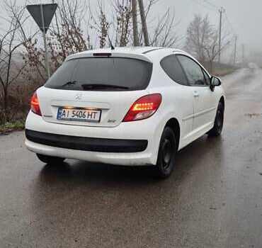 Белый Пежо 207, объемом двигателя 1.36 л и пробегом 197 тыс. км за 3700 $, фото 2 на Automoto.ua