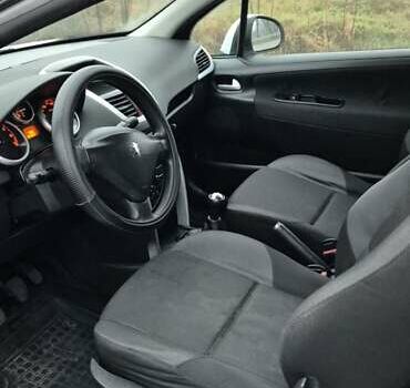 Белый Пежо 207, объемом двигателя 1.36 л и пробегом 197 тыс. км за 3700 $, фото 4 на Automoto.ua