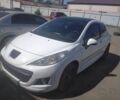 Белый Пежо 207, объемом двигателя 1.4 л и пробегом 300 тыс. км за 4500 $, фото 1 на Automoto.ua