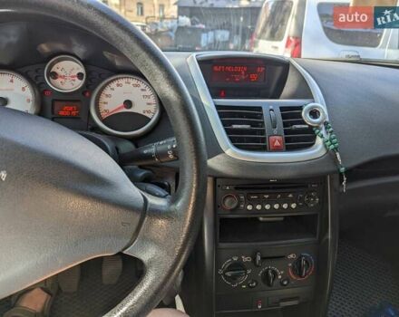 Білий Пежо 207, об'ємом двигуна 1.4 л та пробігом 180 тис. км за 4300 $, фото 7 на Automoto.ua