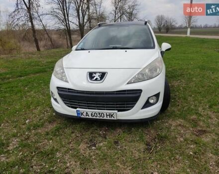 Белый Пежо 207, объемом двигателя 1.6 л и пробегом 300 тыс. км за 6000 $, фото 1 на Automoto.ua