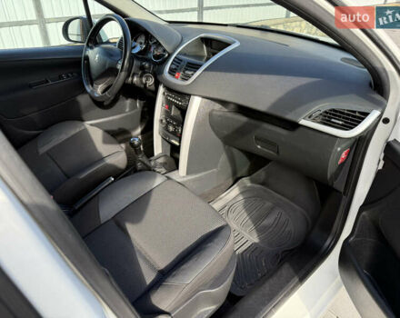 Пежо 207 2011 в Тернополе на Automoto.ua Белый Пежо 207, объемом двигателя 1.56 л и пробегом 204 тыс. км за 5200 $, фото 9 на Automoto.ua