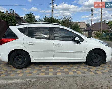 Белый Пежо 207, объемом двигателя 1.4 л и пробегом 155 тыс. км за 3000 $, фото 3 на Automoto.ua
