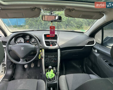 Белый Пежо 207, объемом двигателя 1.4 л и пробегом 155 тыс. км за 3000 $, фото 11 на Automoto.ua