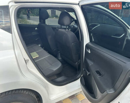 Белый Пежо 207, объемом двигателя 1.4 л и пробегом 155 тыс. км за 3000 $, фото 13 на Automoto.ua