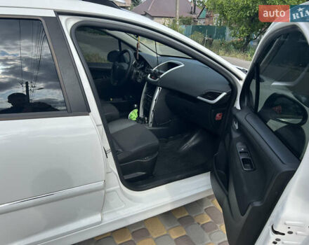 Белый Пежо 207, объемом двигателя 1.4 л и пробегом 155 тыс. км за 3000 $, фото 12 на Automoto.ua