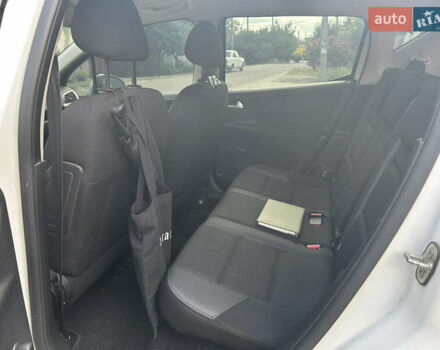 Белый Пежо 207, объемом двигателя 1.4 л и пробегом 155 тыс. км за 3000 $, фото 7 на Automoto.ua