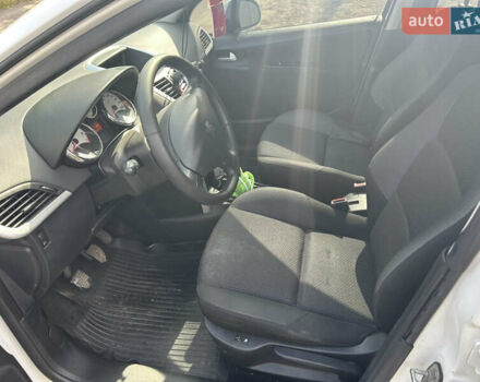 Белый Пежо 207, объемом двигателя 1.4 л и пробегом 155 тыс. км за 3000 $, фото 6 на Automoto.ua