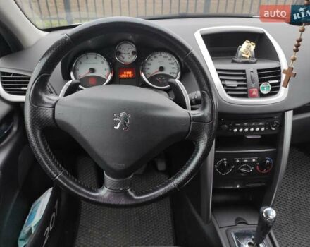 Белый Пежо 207, объемом двигателя 1.36 л и пробегом 130 тыс. км за 4200 $, фото 1 на Automoto.ua