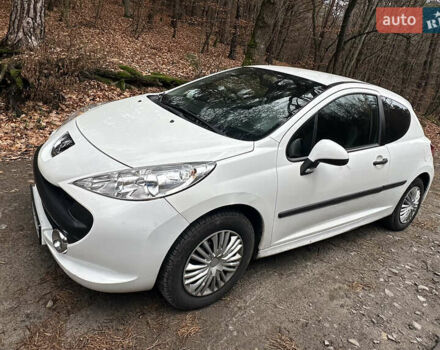 Белый Пежо 207, объемом двигателя 1.36 л и пробегом 320 тыс. км за 3800 $, фото 1 на Automoto.ua