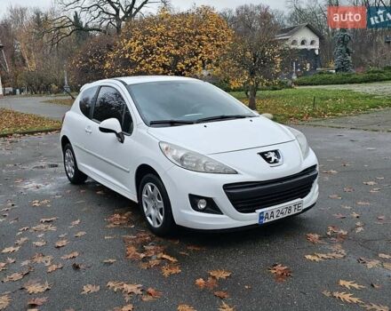 Белый Пежо 207, объемом двигателя 1.36 л и пробегом 200 тыс. км за 3500 $, фото 1 на Automoto.ua