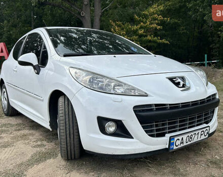 Белый Пежо 207, объемом двигателя 1.36 л и пробегом 220 тыс. км за 5600 $, фото 1 на Automoto.ua
