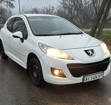 Белый Пежо 207, объемом двигателя 1.36 л и пробегом 197 тыс. км за 3700 $, фото 1 на Automoto.ua