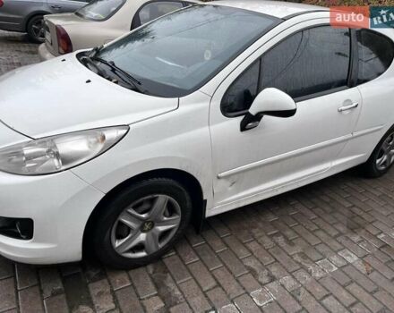 Белый Пежо 207, объемом двигателя 1.36 л и пробегом 228 тыс. км за 3500 $, фото 1 на Automoto.ua