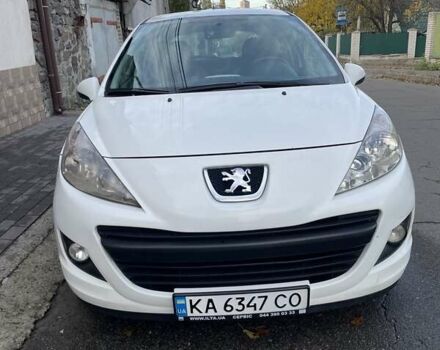 Белый Пежо 207, объемом двигателя 1.36 л и пробегом 156 тыс. км за 4400 $, фото 1 на Automoto.ua