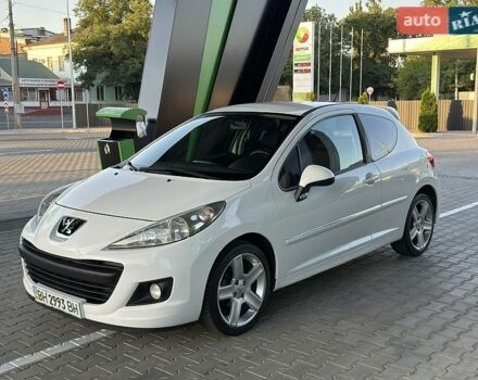 Белый Пежо 207, объемом двигателя 1.36 л и пробегом 169 тыс. км за 5100 $, фото 1 на Automoto.ua