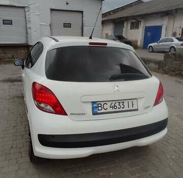 Белый Пежо 207, объемом двигателя 1.4 л и пробегом 195 тыс. км за 3600 $, фото 1 на Automoto.ua