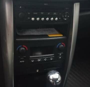 Красный Пежо 207, объемом двигателя 1.65 л и пробегом 129 тыс. км за 5700 $, фото 5 на Automoto.ua