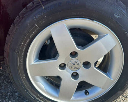 Красный Пежо 207, объемом двигателя 1.36 л и пробегом 169 тыс. км за 3700 $, фото 4 на Automoto.ua