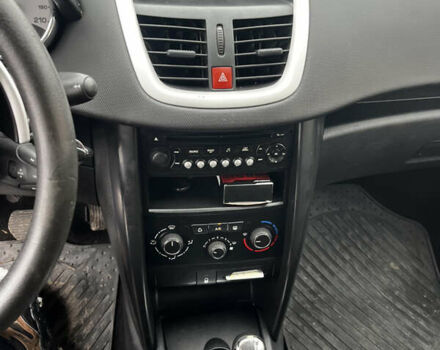 Червоний Пежо 207, об'ємом двигуна 1.4 л та пробігом 260 тис. км за 3800 $, фото 5 на Automoto.ua