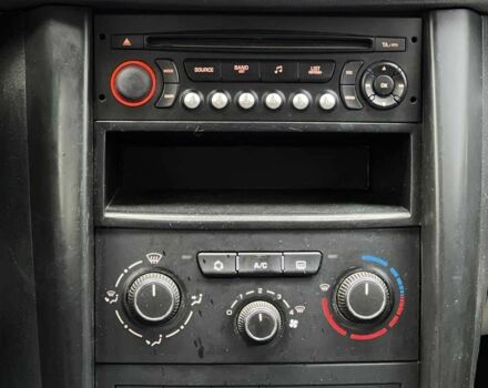 Красный Пежо 207, объемом двигателя 1.4 л и пробегом 209 тыс. км за 5800 $, фото 11 на Automoto.ua