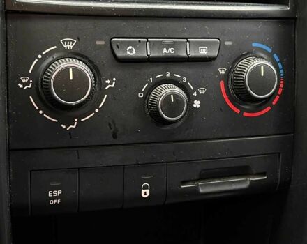 Красный Пежо 207, объемом двигателя 1.4 л и пробегом 209 тыс. км за 5800 $, фото 12 на Automoto.ua